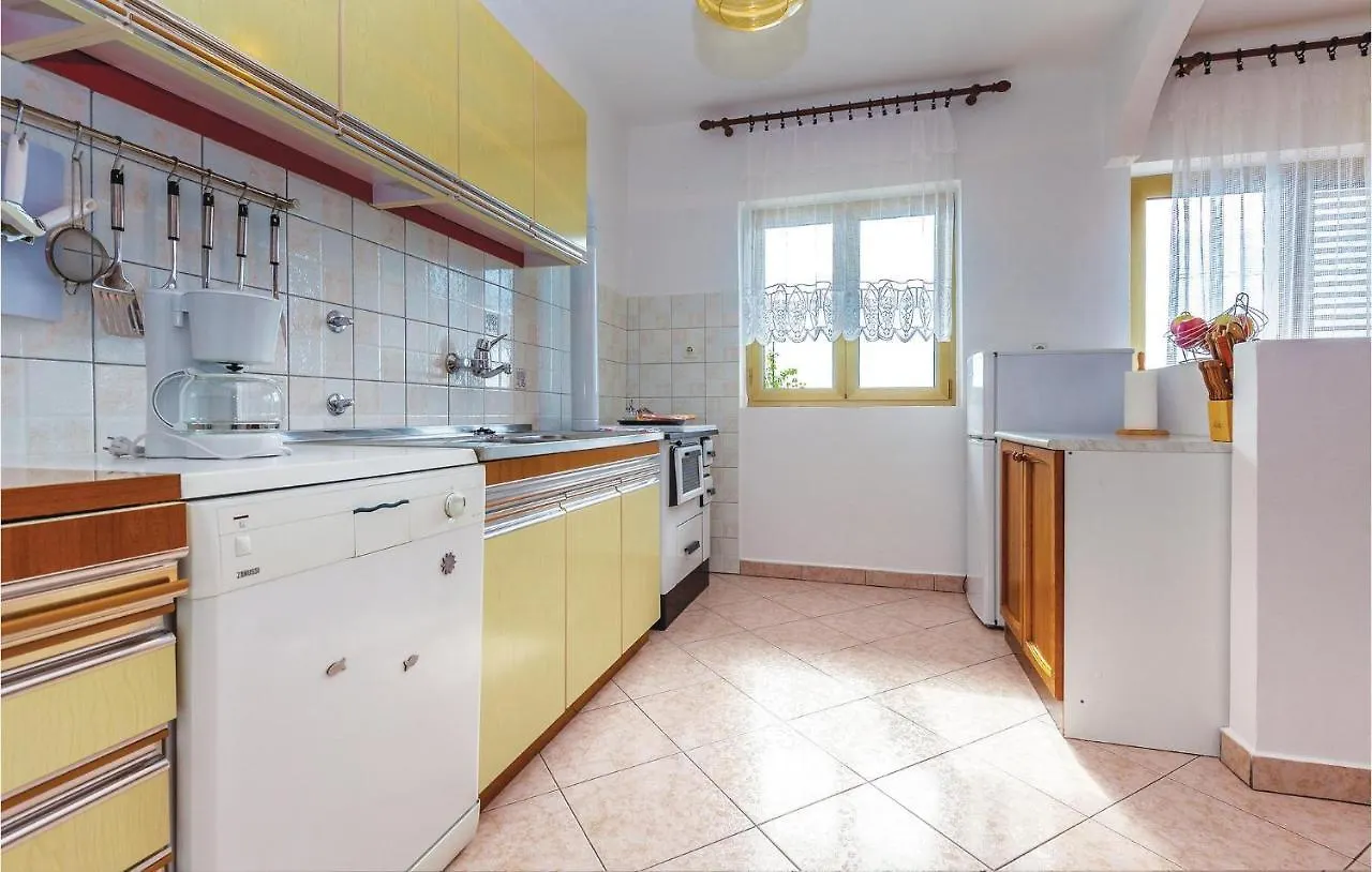 Nice Apartment In Novi Vinodolski With 2 Bedrooms And Wifi