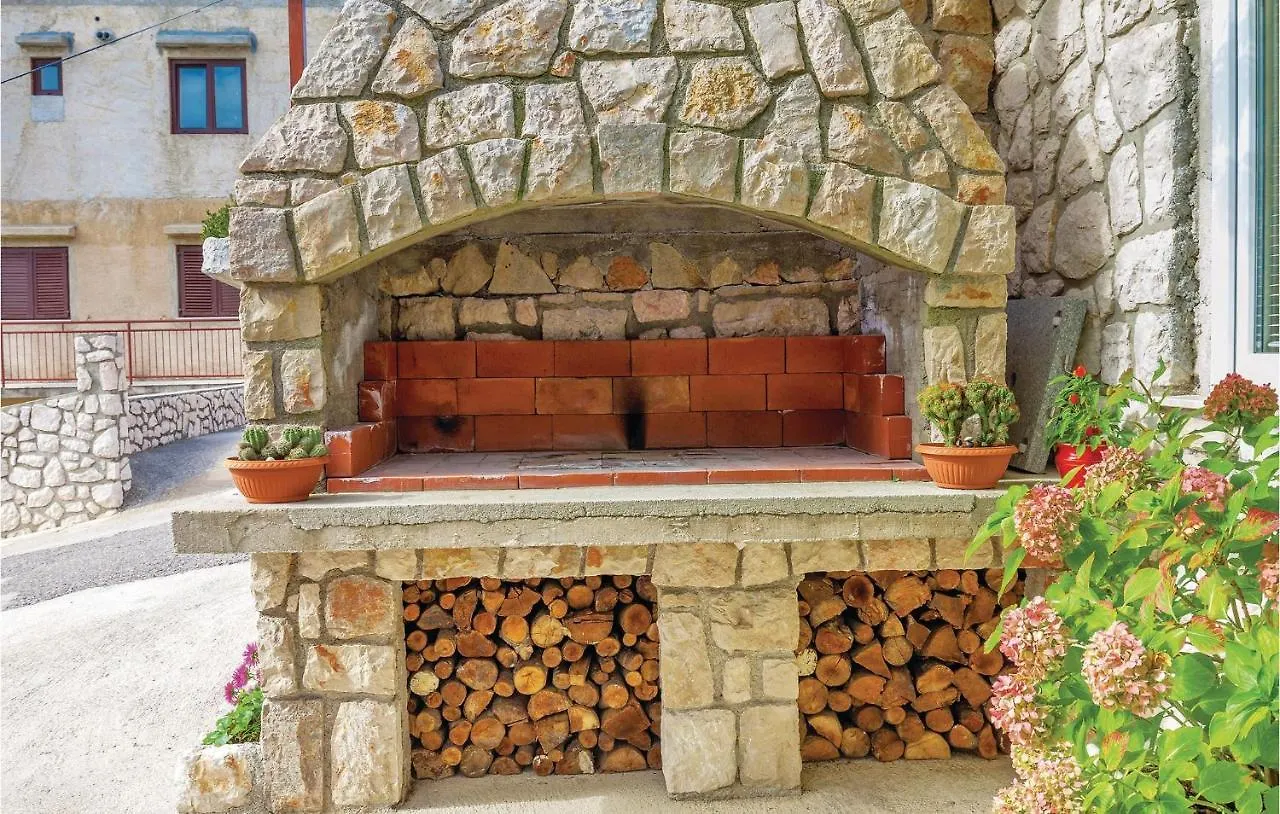 Nice Apartment In Novi Vinodolski With 2 Bedrooms And Wifi