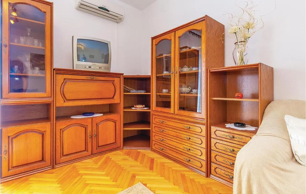 Nice Apartment In Novi Vinodolski With 2 Bedrooms And Wifi