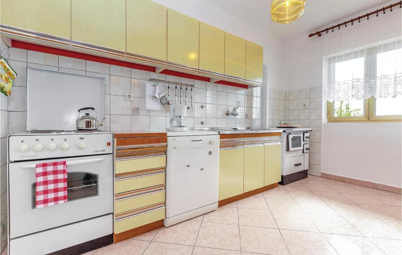 Nice Apartment In Novi Vinodolski With 2 Bedrooms And Wifi