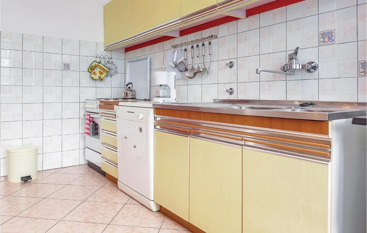 Nice Apartment In Novi Vinodolski With 2 Bedrooms And Wifi