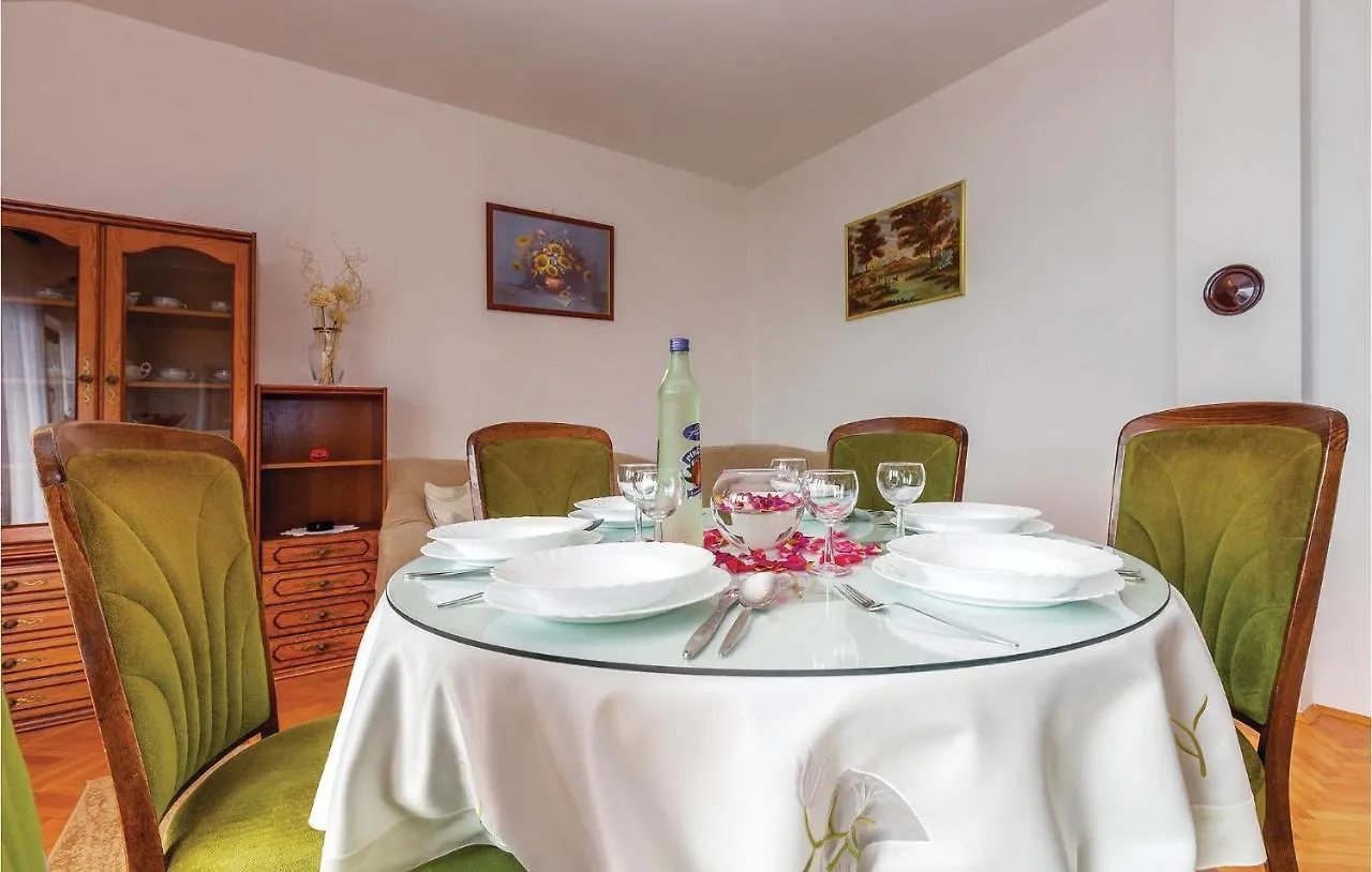 Nice Apartment In Novi Vinodolski With 2 Bedrooms And Wifi 0*,