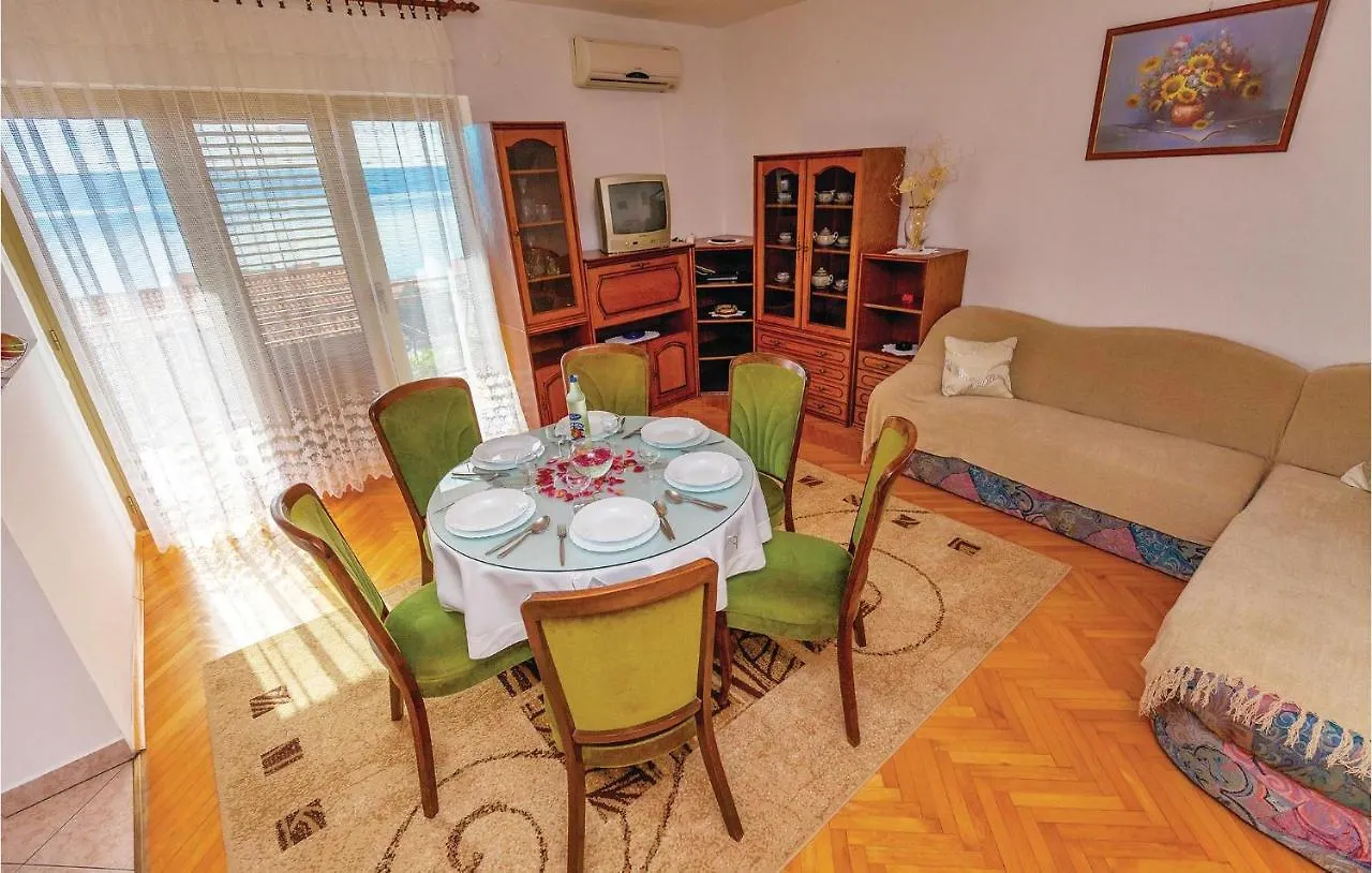 Nice Apartment In Novi Vinodolski With 2 Bedrooms And Wifi