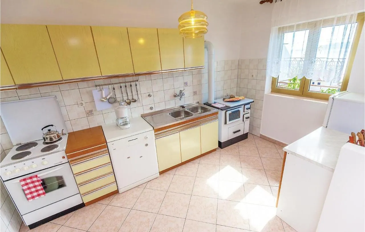 Nice Apartment In Novi Vinodolski With 2 Bedrooms And Wifi