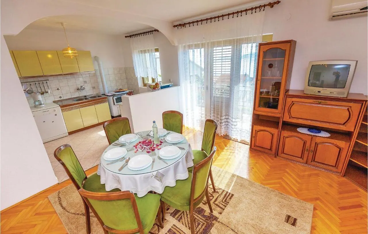 Nice Apartment In Novi Vinodolski With 2 Bedrooms And Wifi